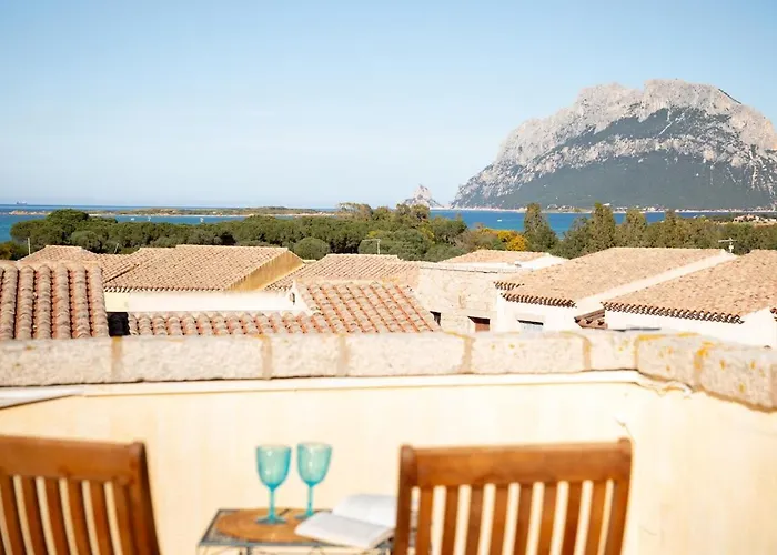 With Pool Overlooking Tavolara - Βίλα